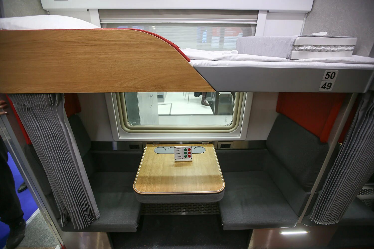 Плацкартное купе фото РЖД показала новый плацкартный вагон. Не на картинке, а реальный - Ведомости