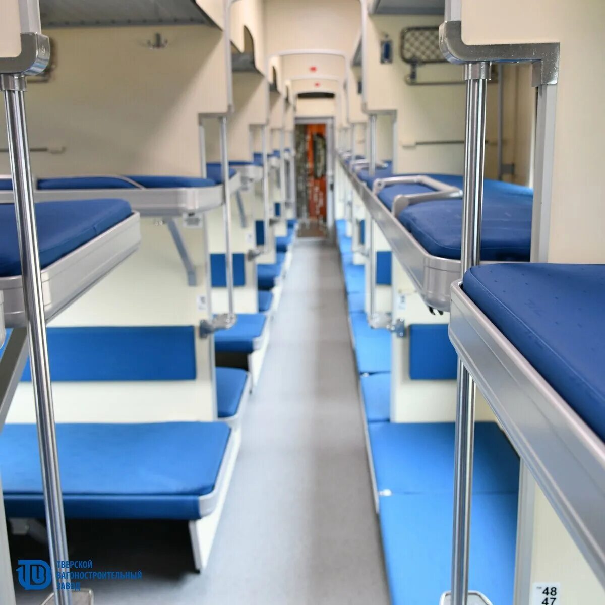 Плацкартный поезд фото 108 человек будут садиться через одну дверь. Тайны нового плацкарта с душем (фот