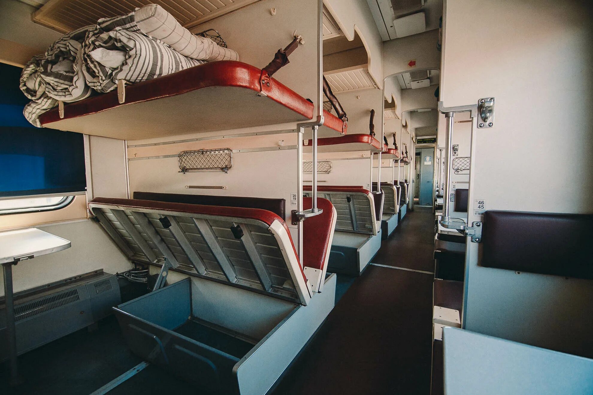 Плацкартный поезд фото Пассажирам поездов разрешили пересаживаться с верхних на нижние полки - Инфокам