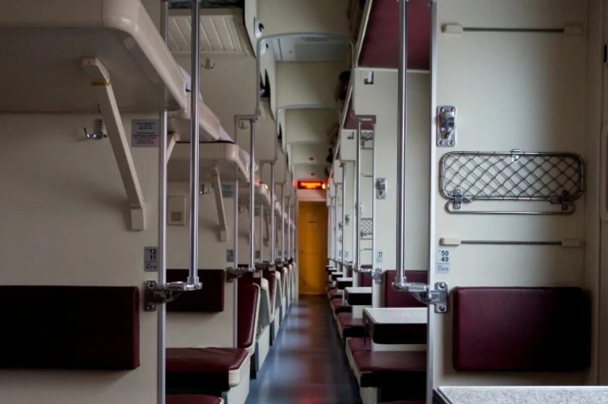 Плацкартный поезд фото Омские многодетные семьи получат скидку 15% на поезда дальнего следования АиФ Ом