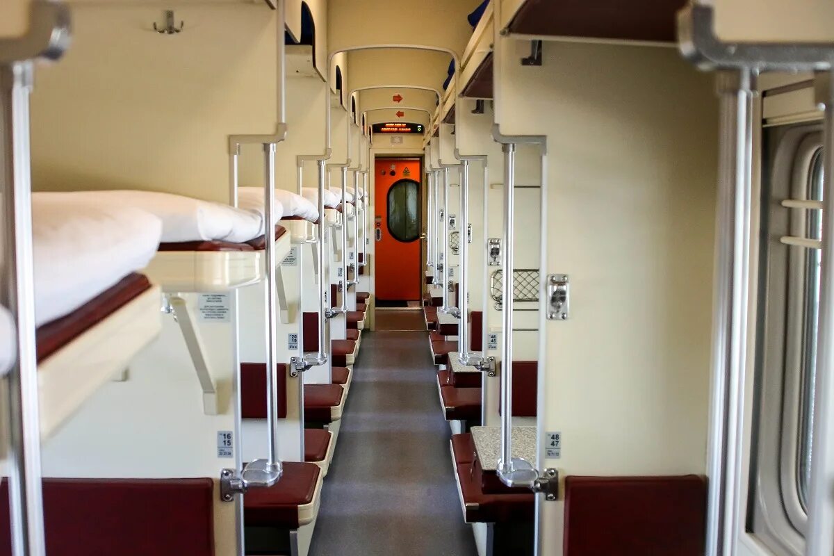 Плацкартный поезд фото внутри В поездах тоже соблюдаем дистанцию. БЖД вводит новую схему рассадки в вагонах - 