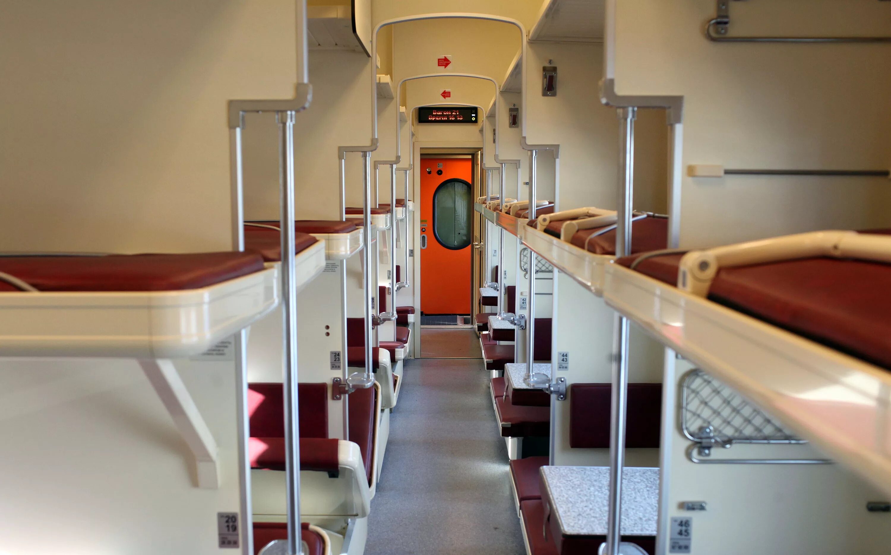 Плацкартный поезд фото внутри 16 вагонов произведет Тверской вагоностроительный завод для Сахалинской области