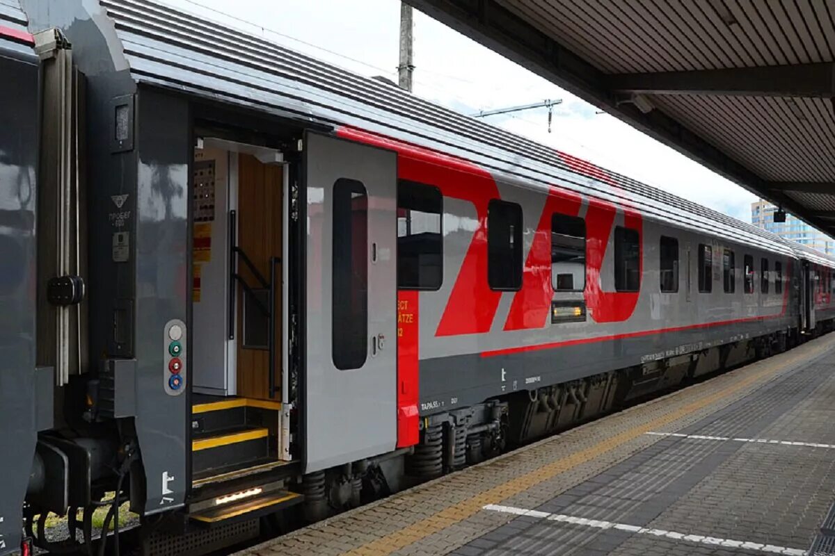 Плацкартный вагон фото снаружи 6 фото нового купе для РЖД. С холодильником и душем. Титана точно не будет! Путе