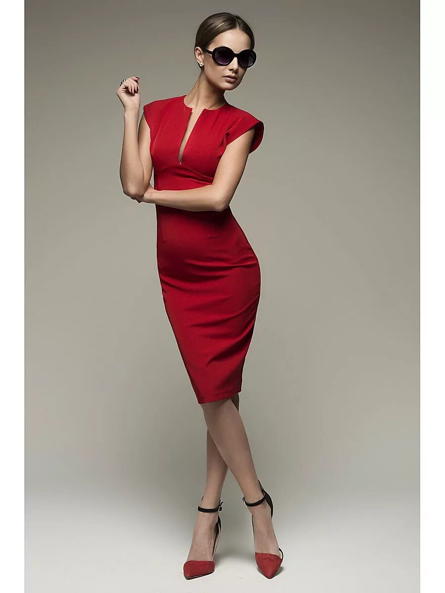 Платье фото новые модели Красное платье-футляр миди длины и с фигурным декольте арт. 119399 интернет-мага