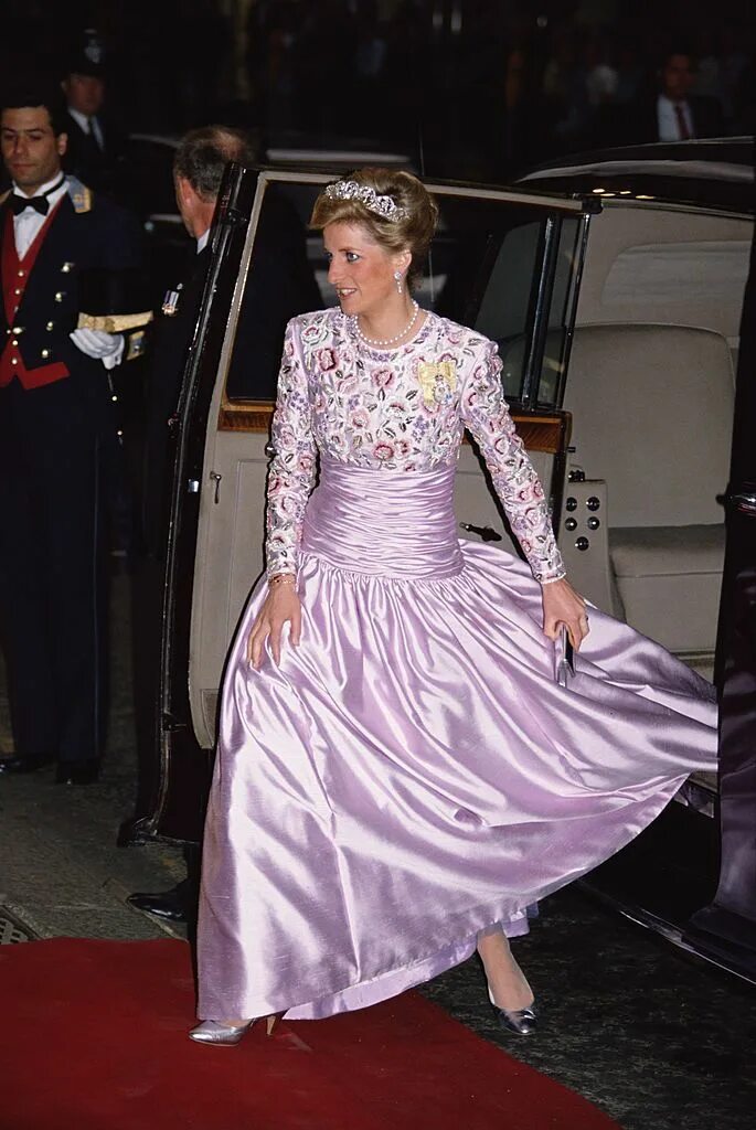 Платье принцессы дианы фото Princess Diana arriving at Claridges for a Nigerian state banquet... Princess di