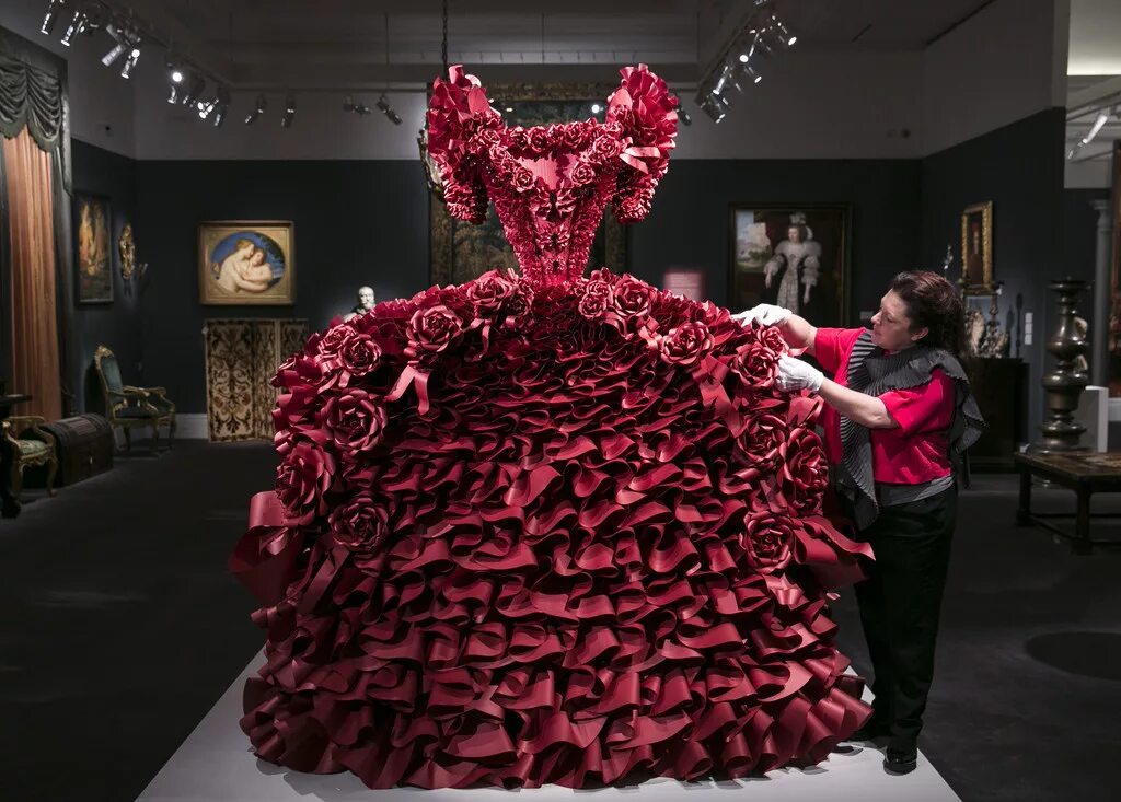 Платье роза фото Monumental Paper Sculptures by Zoe Bradley SENATUS