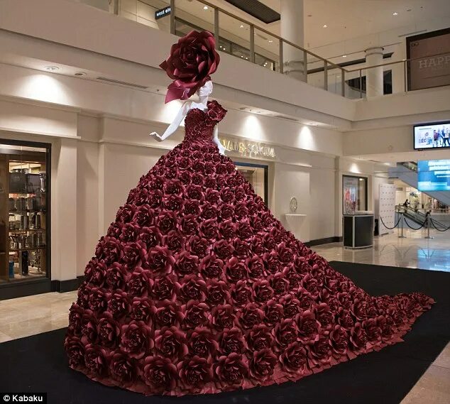 Платье роза фото Paper couture gown by Zoe Bradley goes on display in Sydney