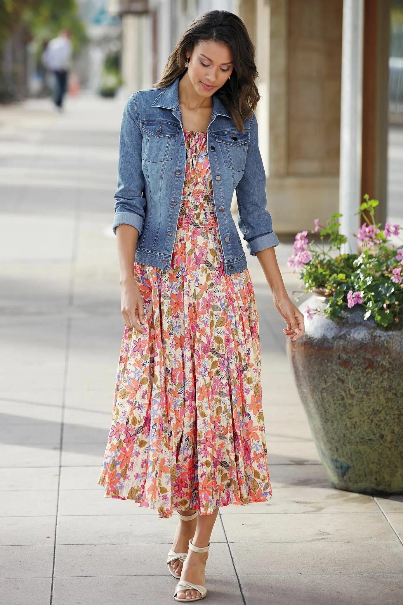 Платье с джинсовой курткой 2024 фото How To Wear Floral Prints This Summer Denim jacket with dress, Fashion dresses c