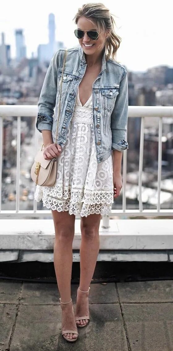 Платье с джинсовой курткой фото white lace dress Looks, Moda, Looks com jaqueta jeans