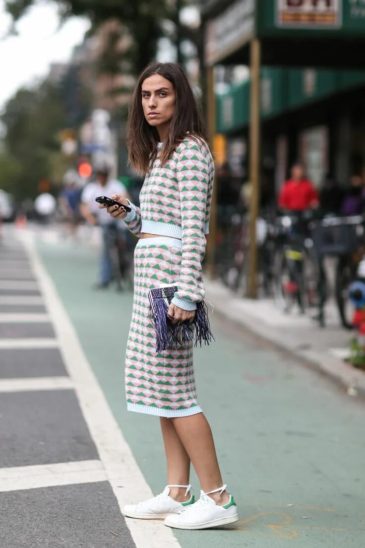 Платье с кедами как носить правильно фото Street Style: The Latest News and Photos Street style women, Street style, Fashi