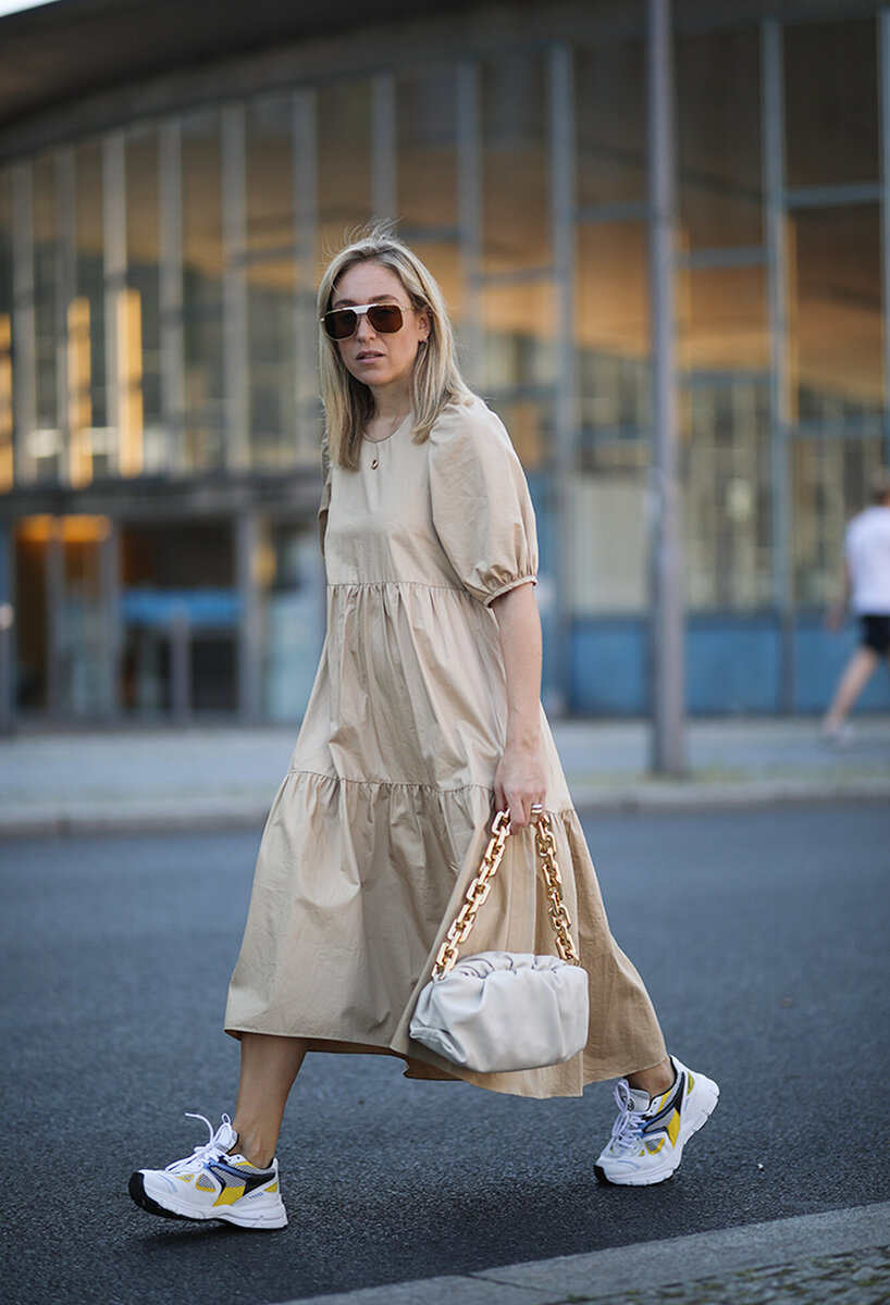 Платье с кроссовками фото 10 оригинальных образов с кроссовками и платьем для женщин 50+ Мне 50 Дзен