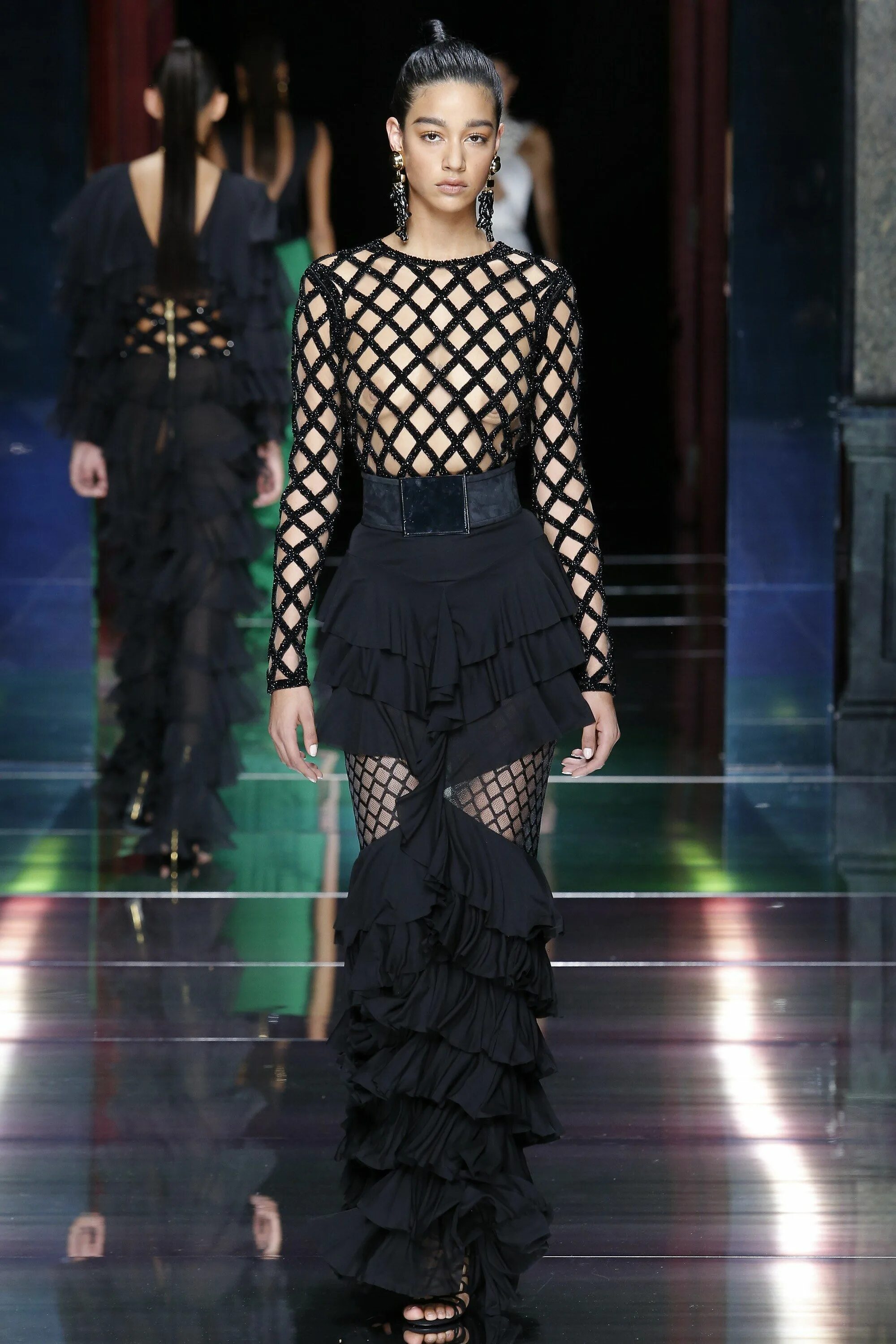 Платье сетка 2024 модные тенденции Balmain Spring 2016 Ready-to-Wear Fashion Show Модные стили, Модный показ, Недел