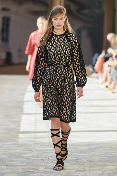 Платье сетка 2024 модные тенденции Ports 1961 Spring 2021 Ready-to-Wear Collection - Vogue Fashion, Ready to wear, 