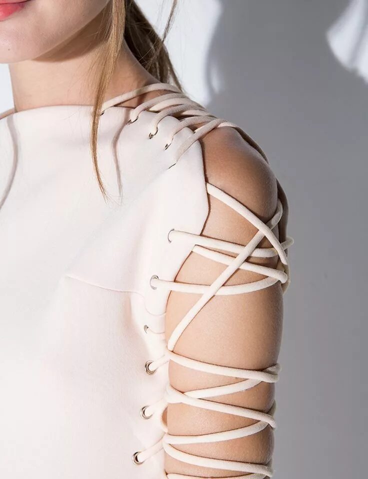 Платье со шнуровкой по бокам выкройка This spring, try a fun shirt that ties up the side and up the arm. Let Daily Dre