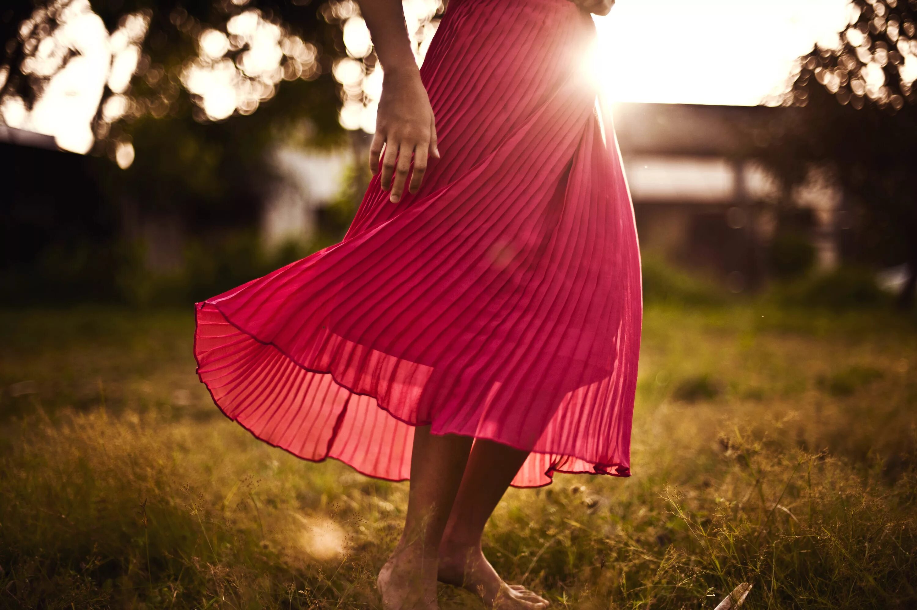 Платье солнцем фото обои : Розовый, закат солнца, солнце, природа, Девушка, Трава, юбка, Вспышка 425