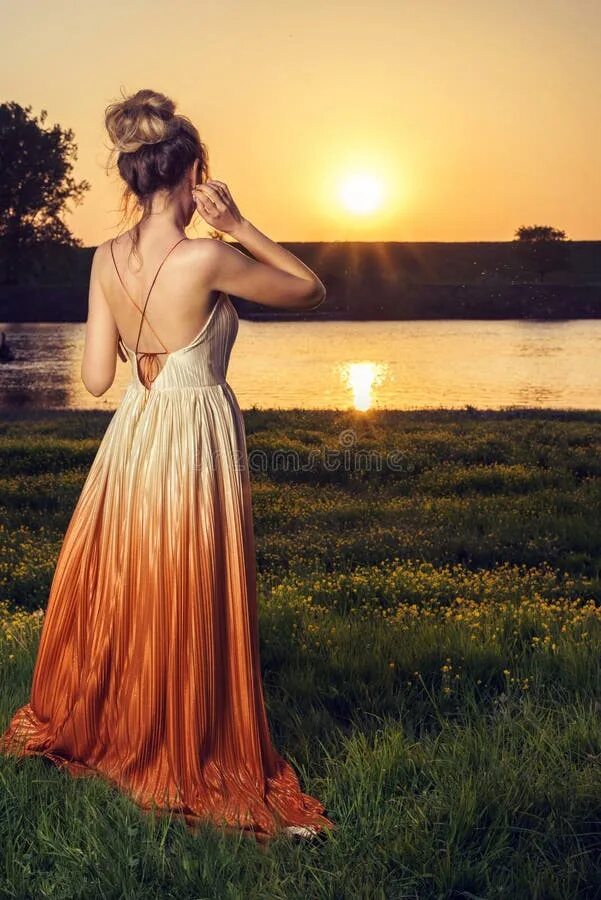 Платье солнцем фото Взгляд захода солнца от реки Salzach Стоковое Фото - изображение насчитывающей е