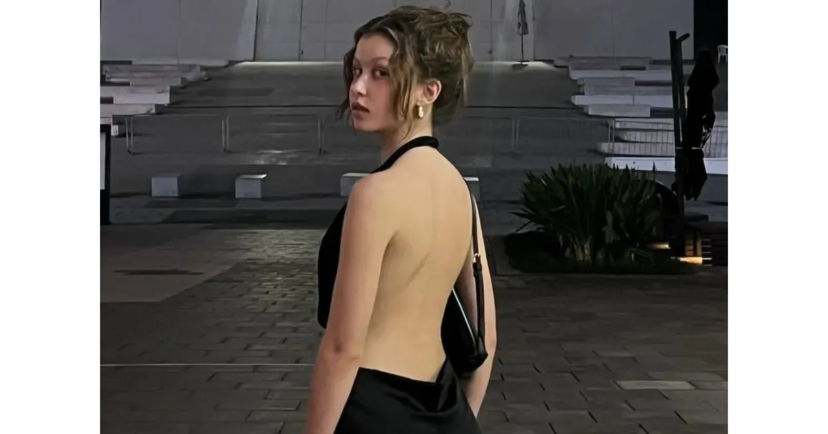 Платье спина фото "Куда родители смотрят". Анна Пересильд опубликовала фото в платье с открытой сп