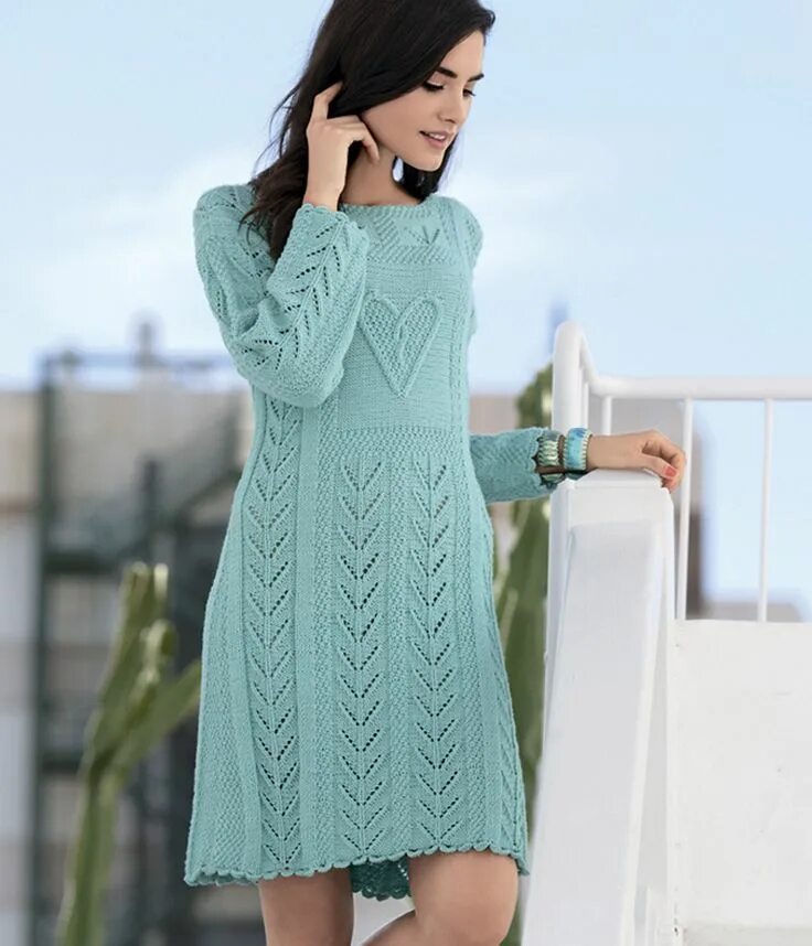 Платье спицами для женщин фото Платье с рельефным мотивом "Сердечко" - схема вязания спицами. Вяжем Платья на V