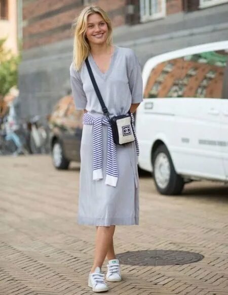 Платье спорт шик фото Платье с кроссовками выглядит по-спортивному романтично. Какие платья можно носи