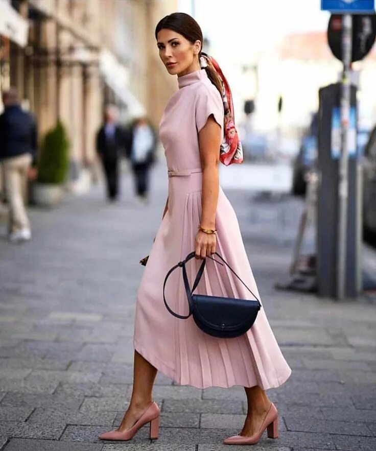 Платье стильные модные образы Bombyx Mori on Instagram: "Via @imperya_style ❤ #blogger #fashion #fashionblogge