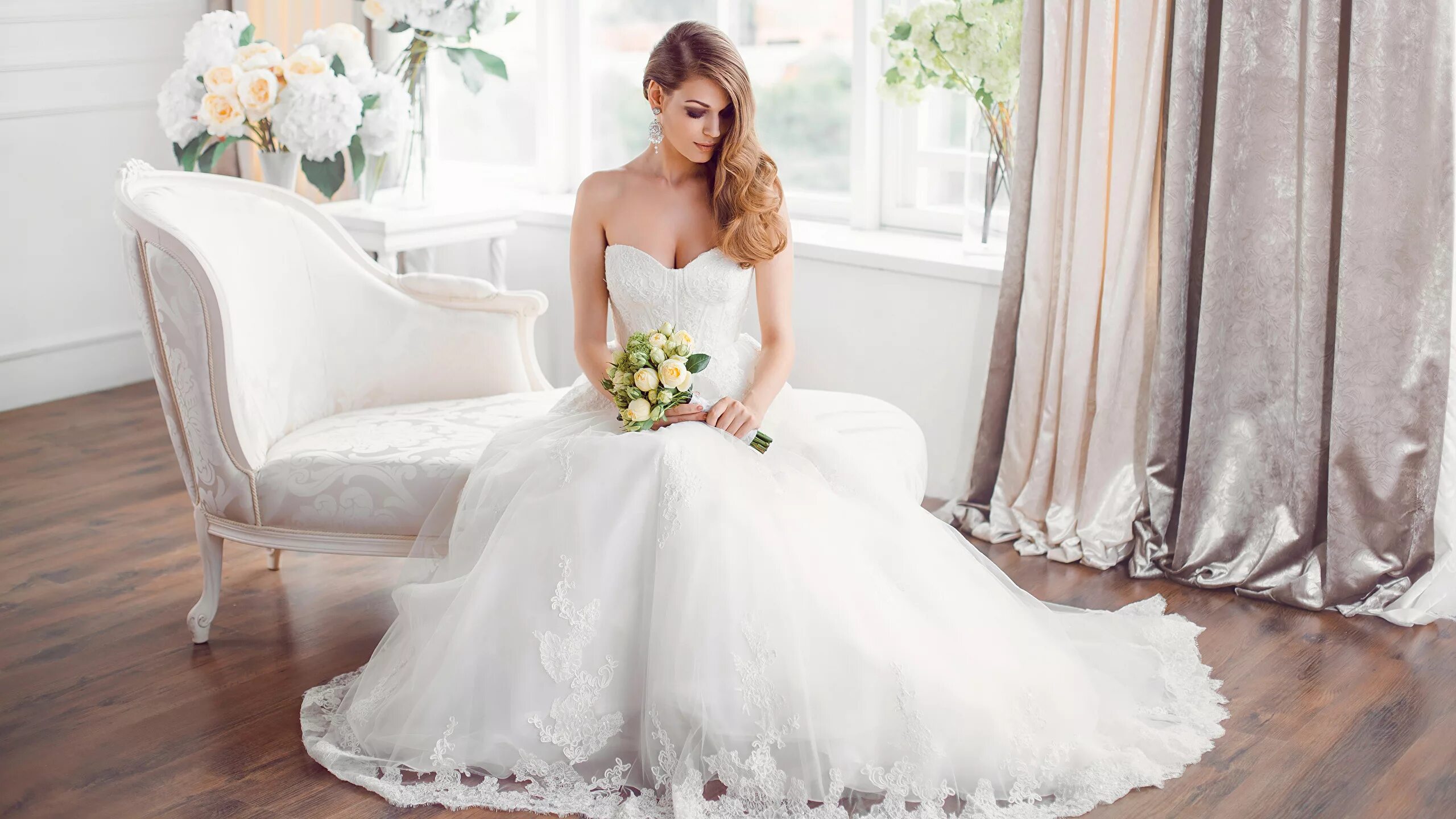 Платье свадебное фото салоны Фотография Шатенка невесты букет девушка сидящие платья 2560x1440