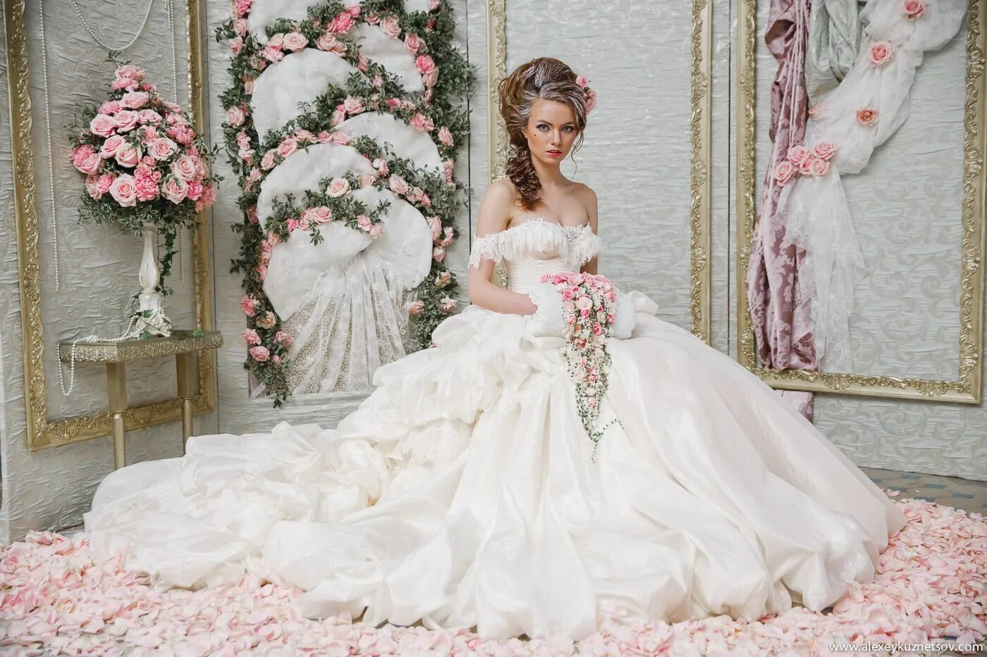 Платье свадебное фото салоны Великолепная фотозона в стиле "Мария Антуанетта" Стили проведения свадеб, Свадеб