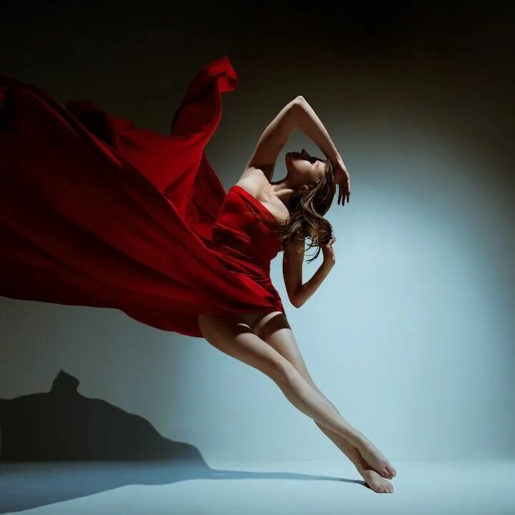 Платье танце фото Surreal Self-Portraits of a Traveling Photographer Self portrait photography, Po