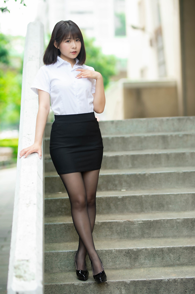 Платье юбки колготки фото Desktop Wallpapers Skirt Pantyhose Brunette girl Blouse Stairs