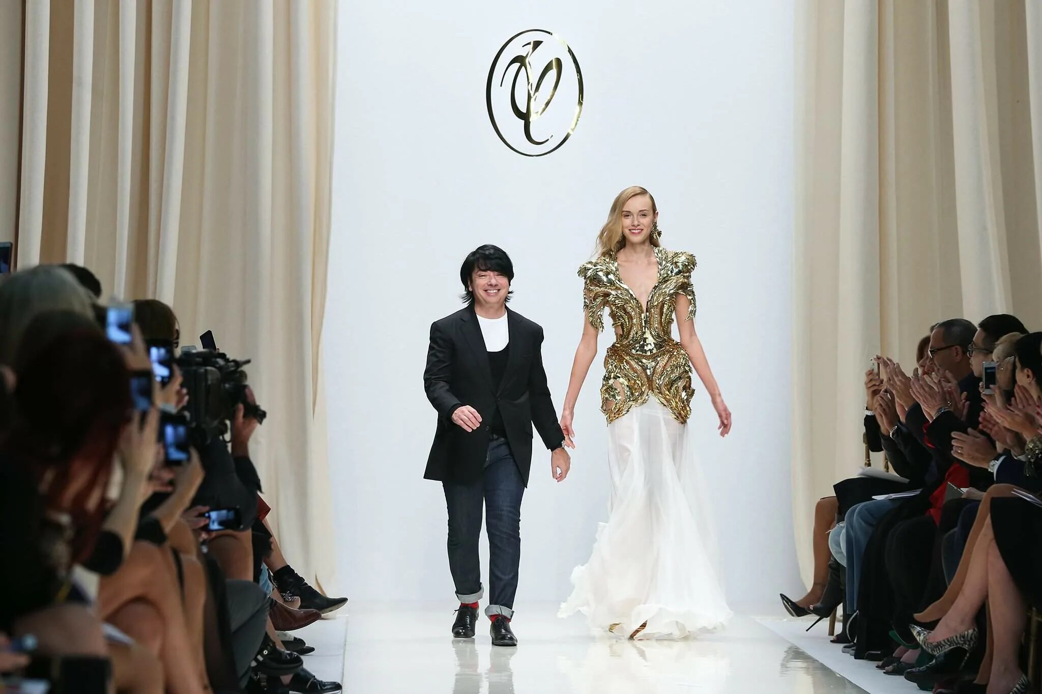 Платье юдашкина фото Искусник: волшебный мир Валентина Юдашкина Фотогалереи Известия