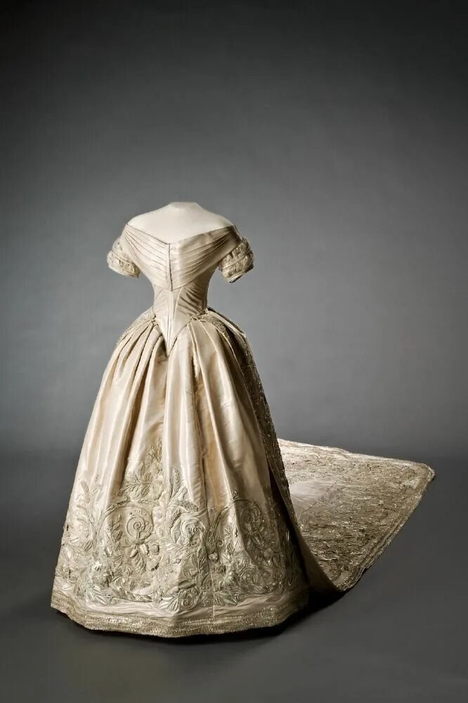 Платья 19 века фото WikiVictorian on Twitter Vintage gowns, Royal wedding gowns, Wedding gowns vinta