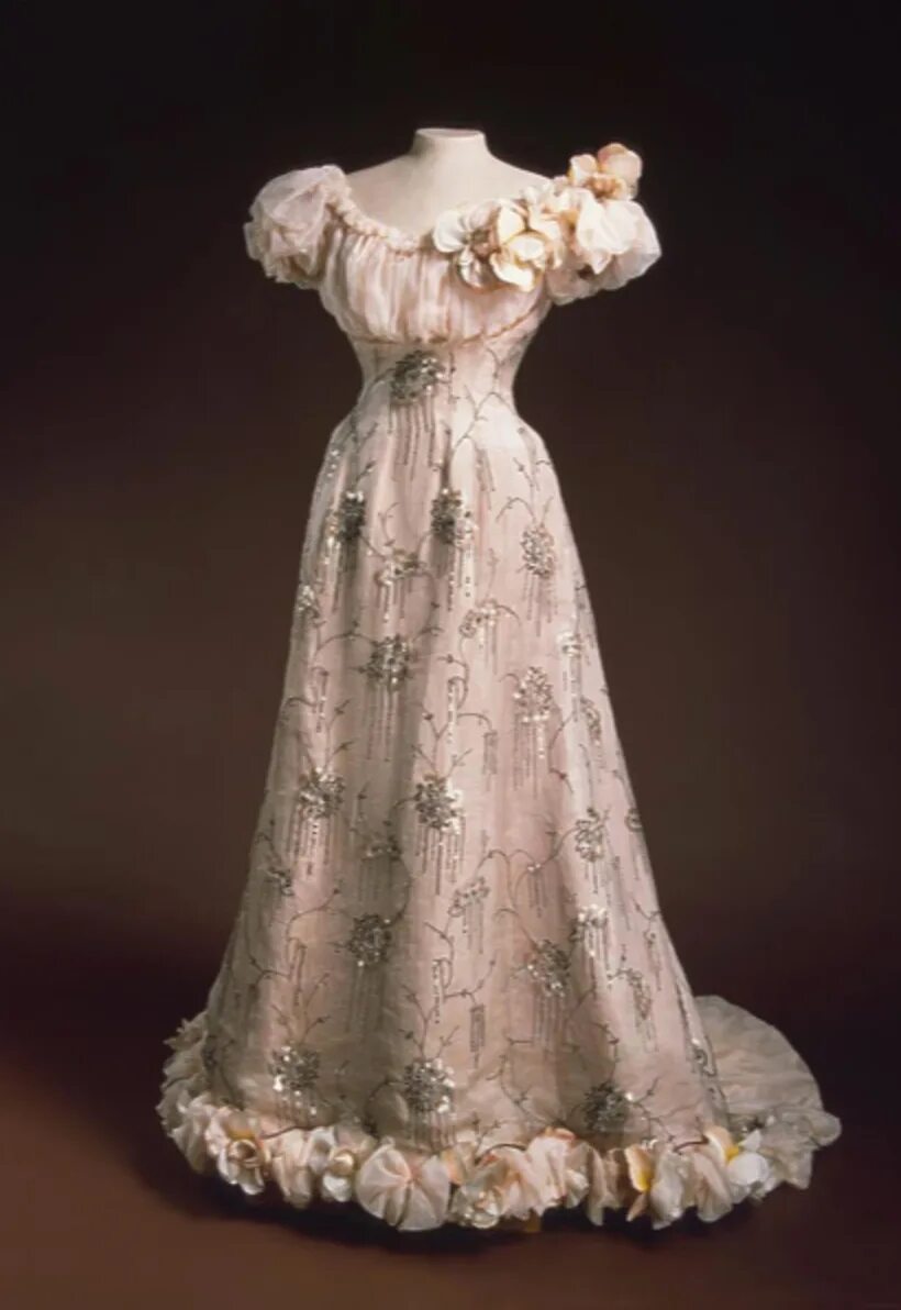 Платья 19 века фото Кто одевал российских императриц: 4 главных имени дореволюционной моды РБК Life