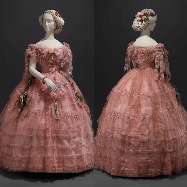 Платья 19 века фото россия ᴛʜᴇ ᴄᴏʀsᴇᴛᴇᴅ ʙᴇᴀᴜᴛʏ on Instagram: "Tulle and taffeta ball dress, ca. 1858. In th