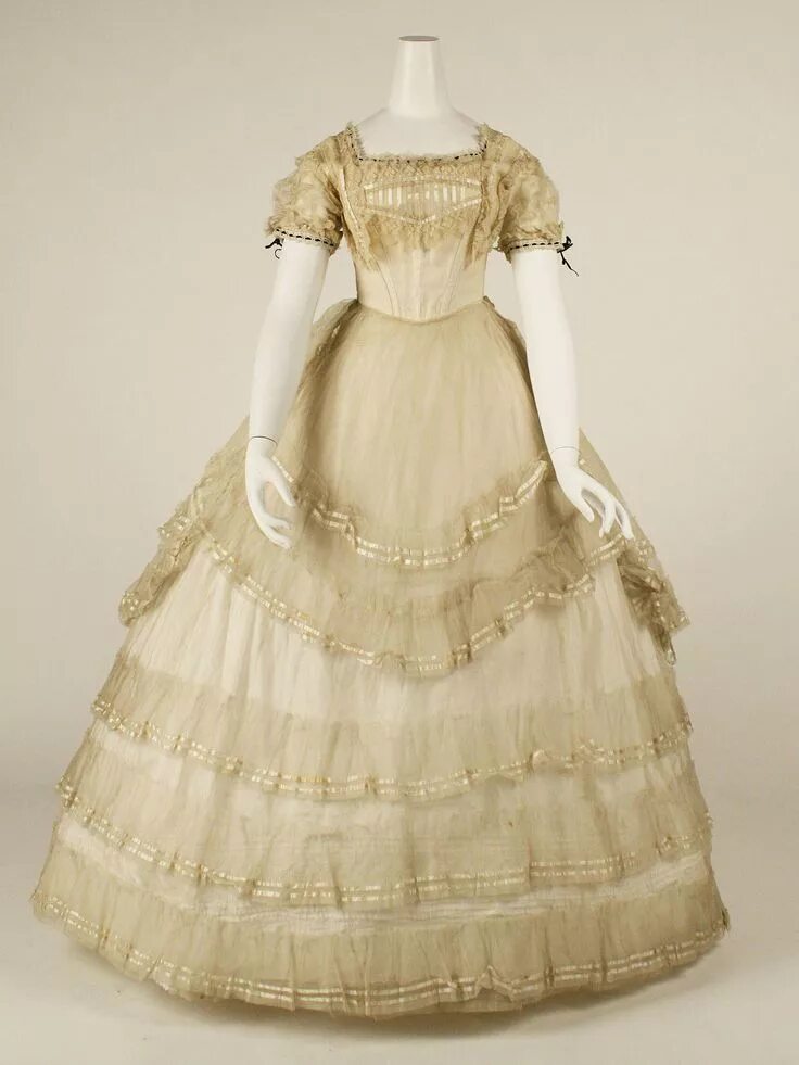 Платья 19 века фото женские бальные 1979.347.4_F2.JPG 1,428 × 1,904 pixels 1869 British ball gown Cotton and silk Ba
