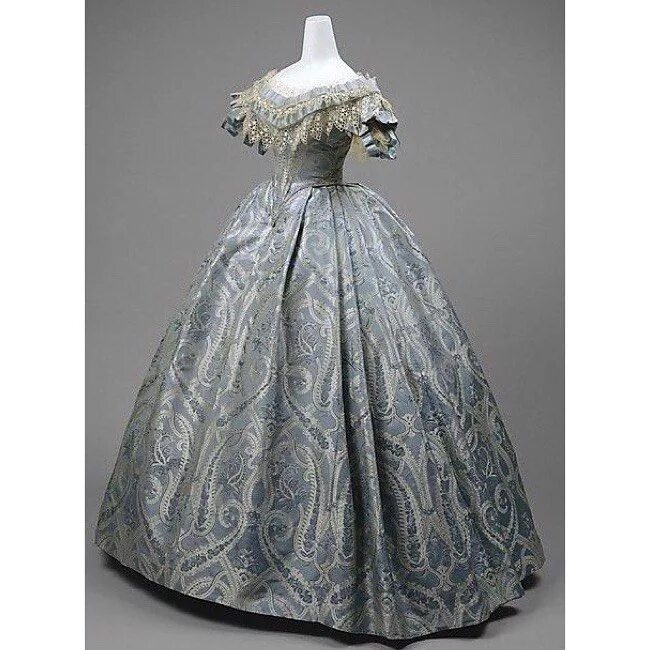 Платья 19 века фото женские бальные Costumes and Couture ✨ on Instagram: "blue silk & cotton brocade ball gown Ameri