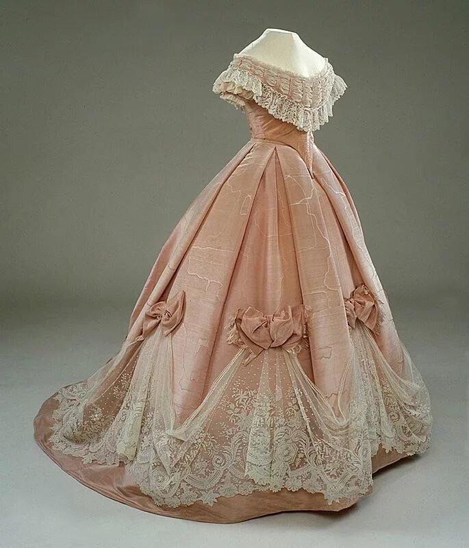 Платья 19 века фото женские бальные Кружево Шантильи. Antique dress, Vintage dresses, Vintage gowns