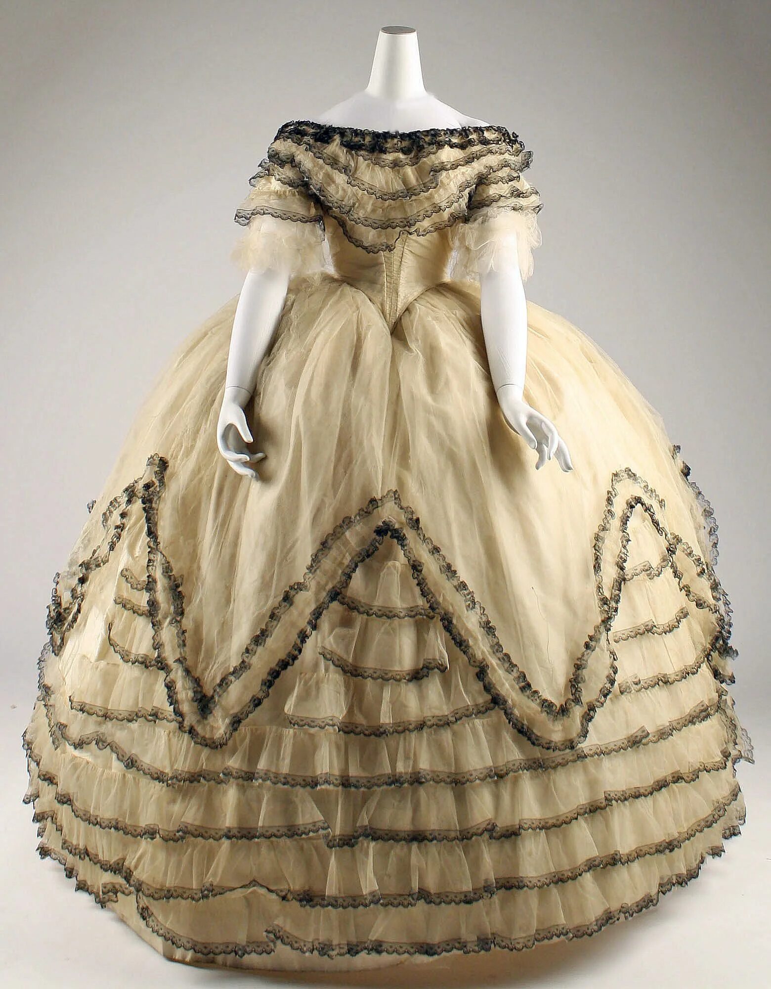 Платья 19 века фото женские бальные 1856-1859, America or Europe - Silk ball gown Victorian fashion, Historical dres