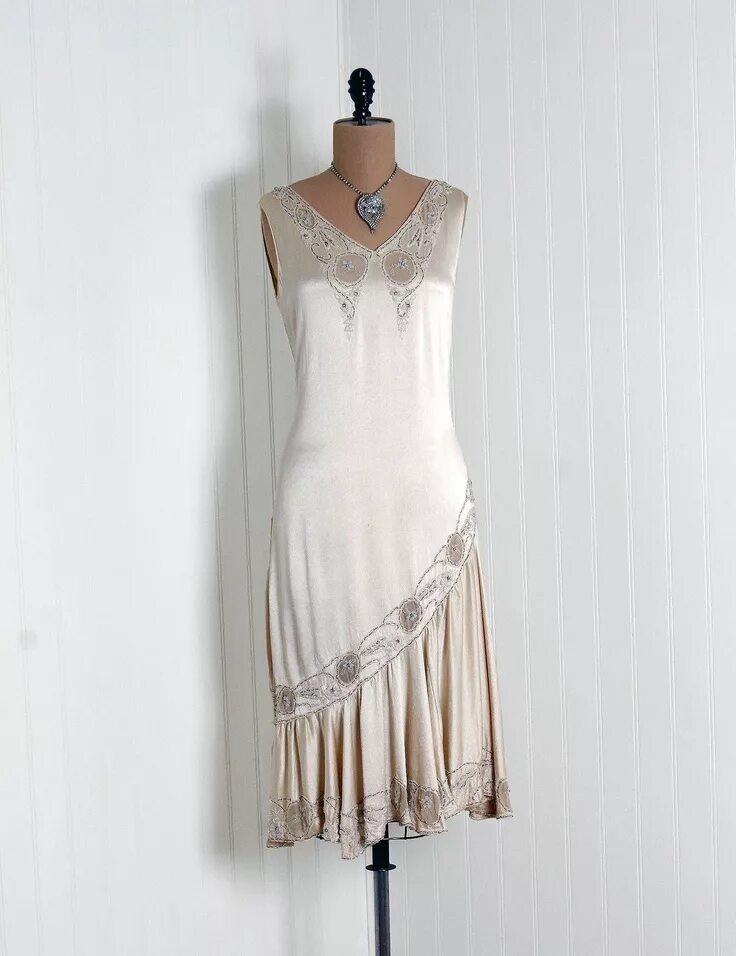 Платья 20 века фото 1920's Antique Vintage Ethereal Ivory-White Beaded Silk-Satin Drop-Waist French 