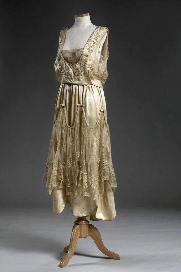 Платья 20 века фото Pin by mitzi bohannon on fashion Vintage dresses, 1920s fashion, Wedding gowns v