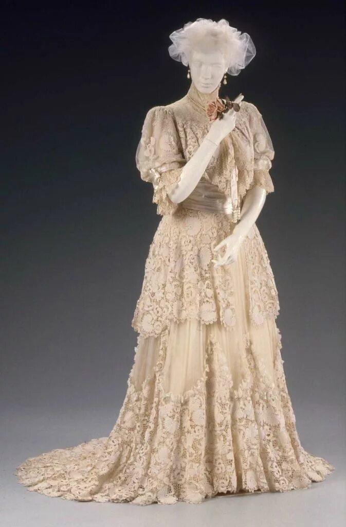 Платья 20 века фото Afternoon dress (identified as a ball gown by the MFA Boston), Designed by Jacqu