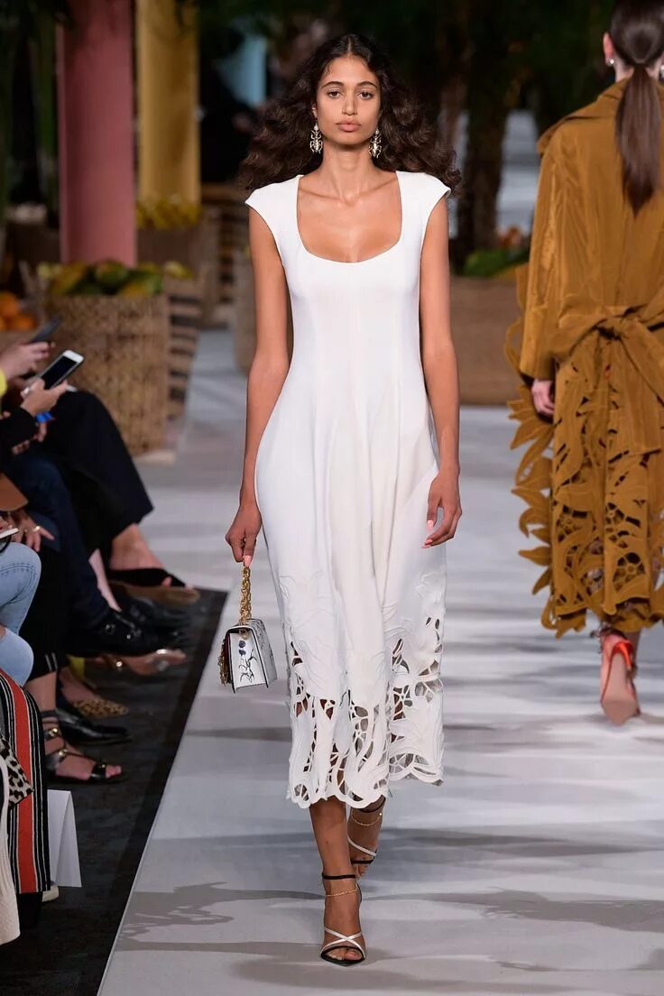 Платья 2019 модные тенденции фото Oscar de la Renta Spring 2020 Ready-to-Wear Collection - Vogue Abiti estivi donn