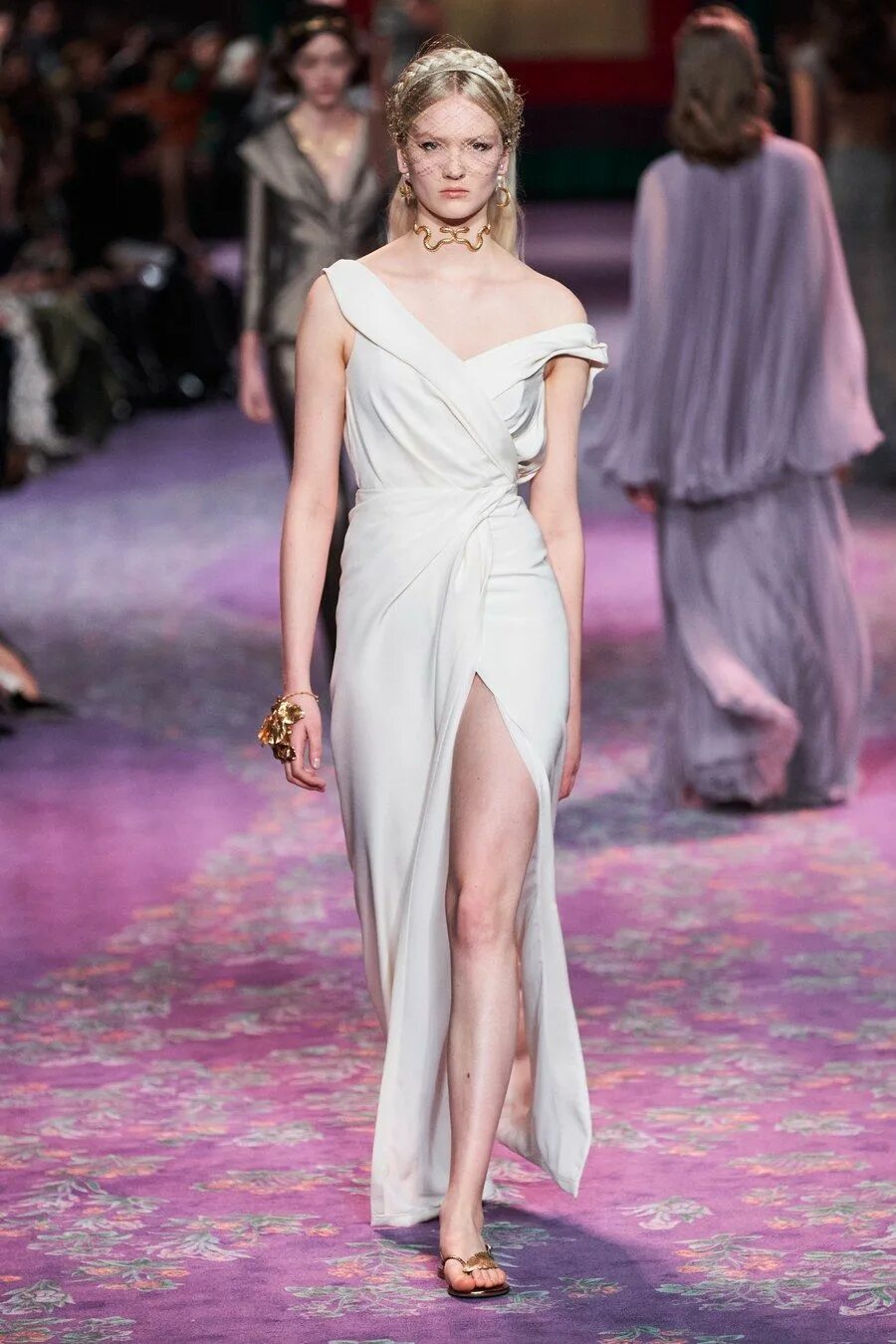 Платья 2020 года фото Christian Dior Spring 2020 Couture collection, runway looks, beauty, models, and