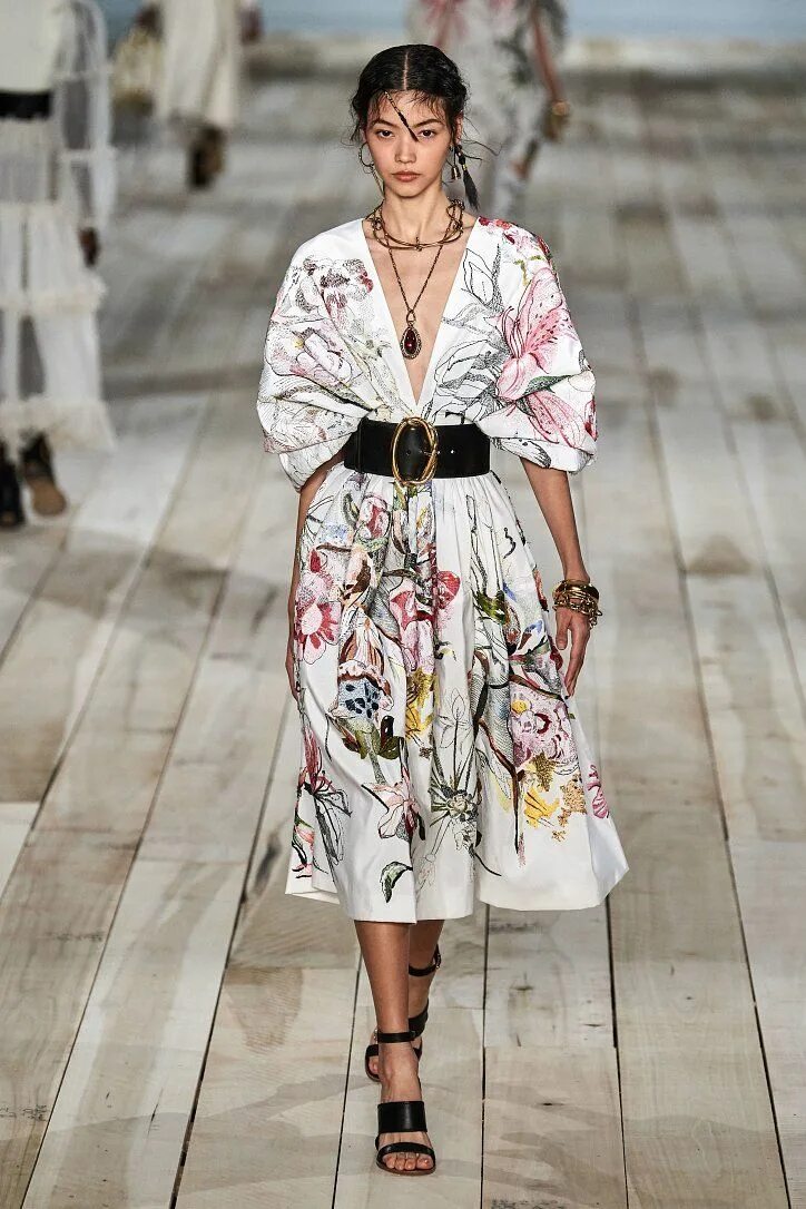 Платья 2020 года модные тенденции Alexander McQueen весна-лето 2020 Paris fashion week, Fashion week, Fashion desi