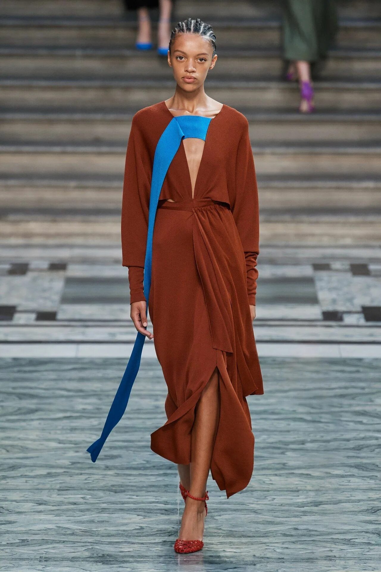Платья 2020 года модные тенденции фото Victoria Beckham Spring 2020 Ready-to-Wear Fashion Show Fashion, Fashion week, V