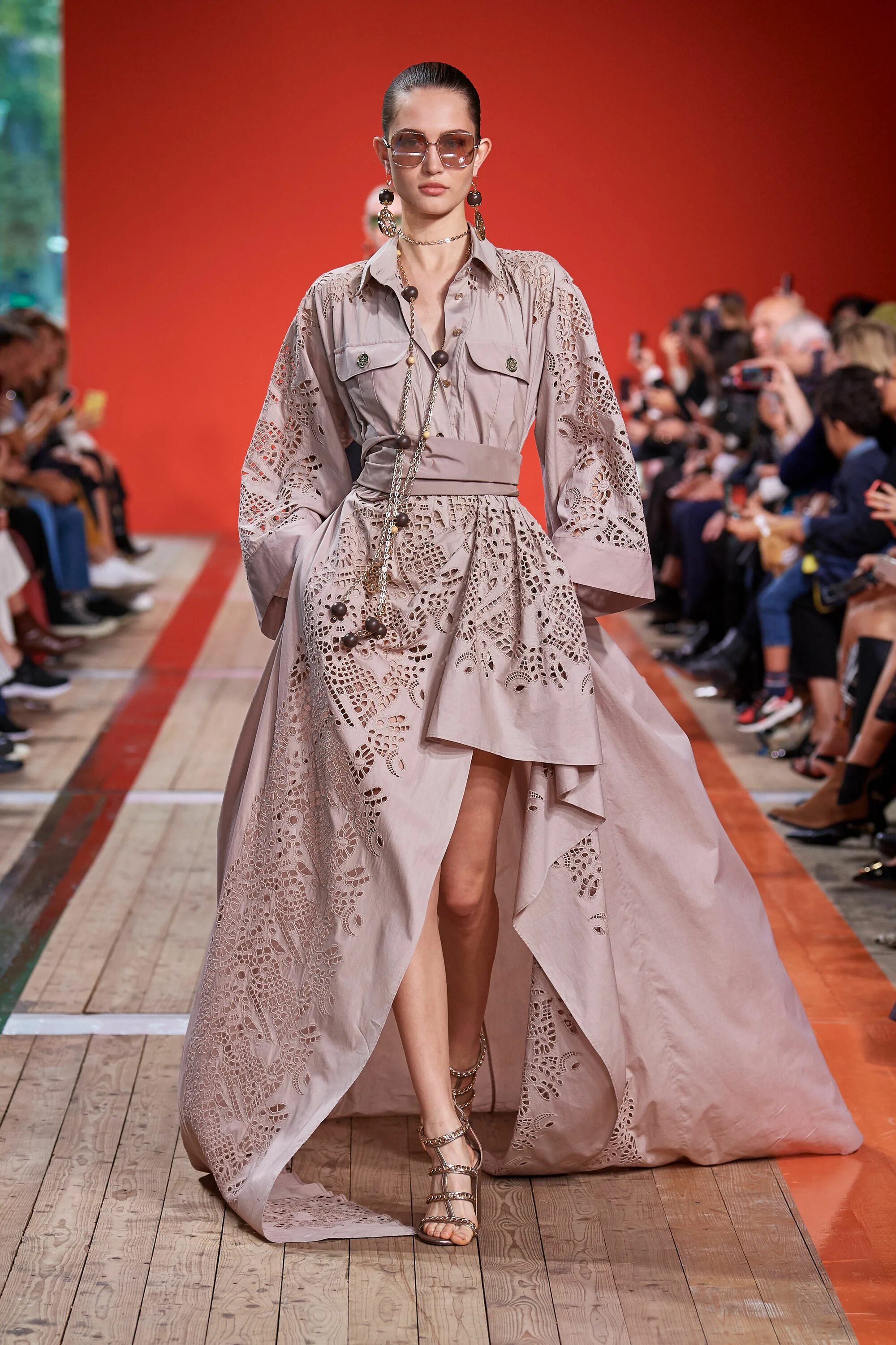 Платья 2020 года модные тенденции фото Elie Saab Spring 2020 Ready-to-Wear Fashion Show Collection: See the complete El