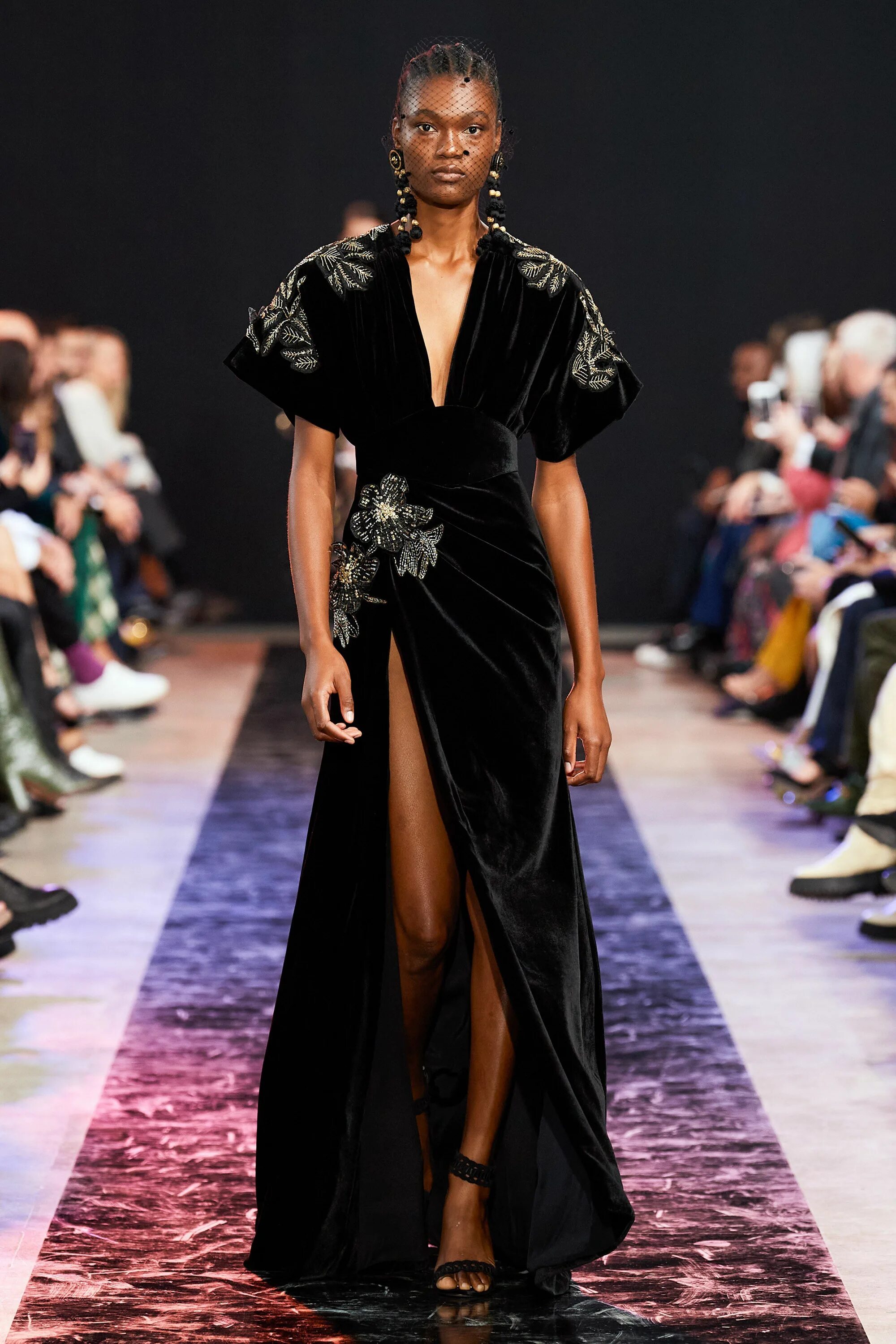 Платья 2020 года модные тенденции фото Elie Saab Fall 2020 Ready-to-Wear Fashion Show Collection: See the complete Elie