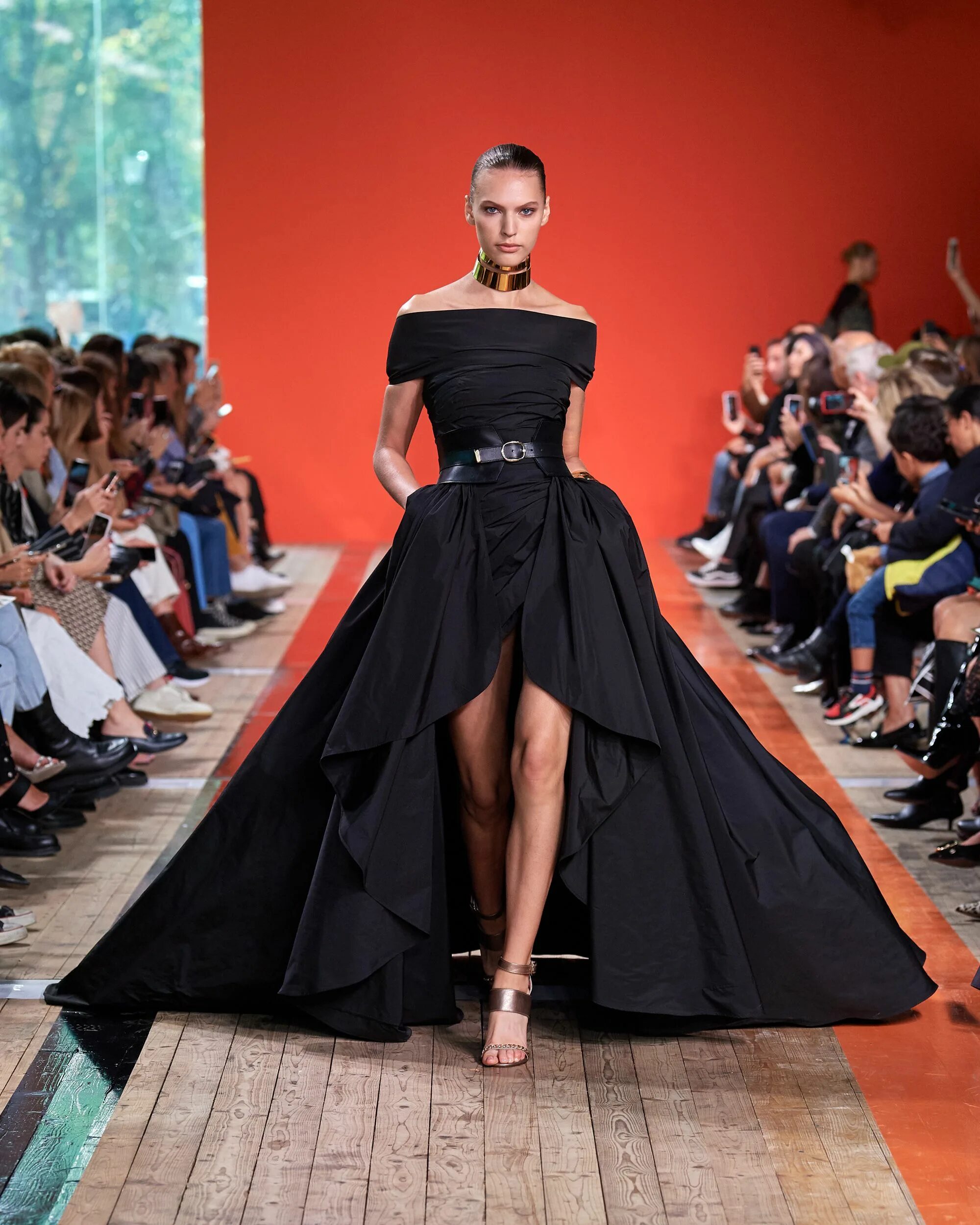 Платья 2020 года модные тенденции фото ELIE SAAB Ready-to-Wear Spring Summer 2020 Elie saab, Vestidos de moda para muje