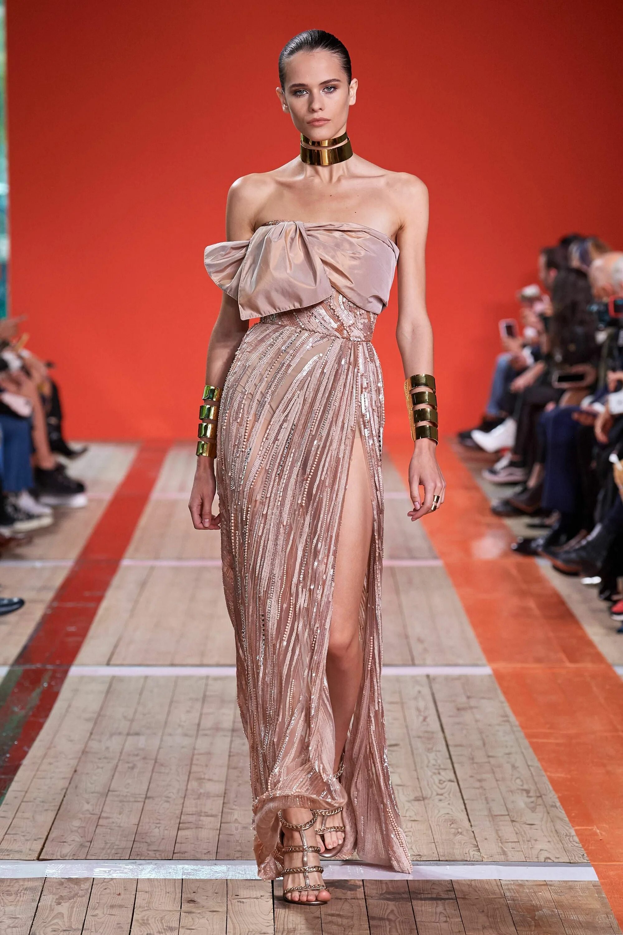 Платья 2020 года модные тенденции фото Elie Saab Spring 2020 Ready-to-Wear Fashion Show Elie saab spring, Elie saab cou
