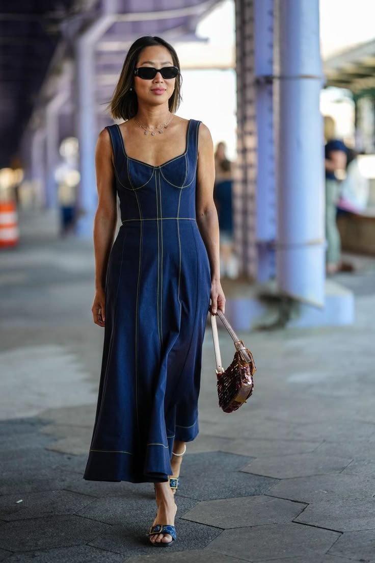 Платья 2024 модные тенденции повседневные Your Biannual Dose of Sartorial Inspiration From NYFW in 2024 Fashion week stree