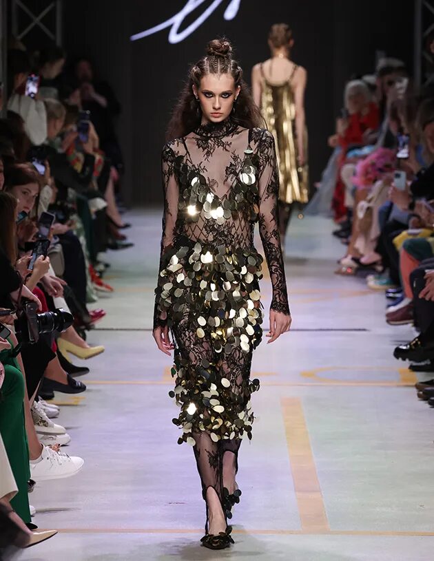 Платья 2024 модные тенденции вечерние В чем встречать Новый год 2025: модные цвета и стили в одежде