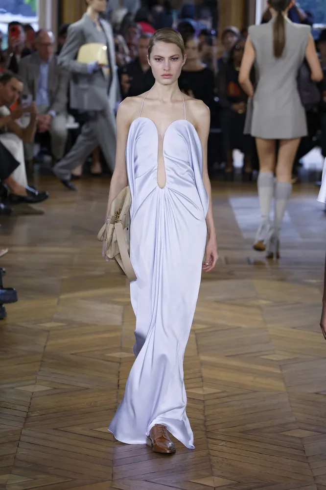 Платья 2024 тренды фото Топы и платья с каплевидными вырезами - дерзкий тренд этой весны